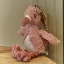 Little Dutch flamingó kulcstartó kulccsal a falnak támasztva