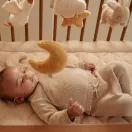 Little Dutch zenélő körforgó natúr fa vázzal - Newborn Naturals