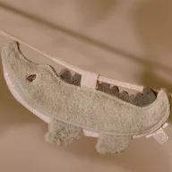 Little Dutch Safari Friends felfűzhető plüss krokodil figura fehér háttér előtt