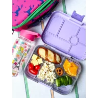 Yumbox Original 6 rekeszes nyitott uzsonnás doboz Lavande Unicorn mintával és tápanyagcsoport feliratokkal