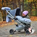 Makaszka babakocsi táska használat közben egy parkban sétáló babakocsin