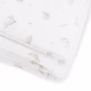 Makaszka Honey Bunny bambusz ágynemű finom nyuszis és sárgarépás mintájának közeli képe
