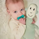 Kisbaba a Matchstick Monkey plüss maki rágófelületét rágcsálja