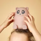 Kisgyermek kezei tartják a puha rózsaszín szilikon panda lámpát a fején