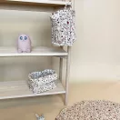 Nuuroo szilikon panda éjjeli lámpa natúr fa polcon mintás textil tárolókosarak mellett