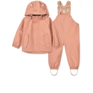 Liewood esőszett Tuscany Rose színben elölről, macifüles kapucnis kabáttal és kantáros esőnadrággal