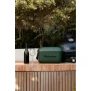 Mélyzöld Polarbox Green Forest hűtőbox kerti pulton egy borosüveg és grill mellett