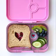 Yumbox Panino Power Pink Rainbow 4 rekeszes uzsonnás doboz nyitva szivárványos belső tálcával