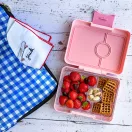 Yumbox Snack 3 rekeszes uzsonnás doboz nyitva szivárvány mintával