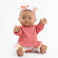 Paola Reina Gordi Olga 34 cm-es vinyl baba korall színű kötött felsőben és virágos nadrágban.