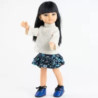 Paola Reina Liu 32 cm-es játékbaba kötött pulóverben és kék virágos szoknyában áll