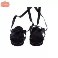 Paola Reina fekete gladiátor szandál 32 cm-es Las Amigas babán közelről