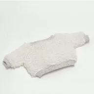 Przytullale Hópihe babaruha szett 34 cm-es babán fehér pulóverrel és szürke nadrággal