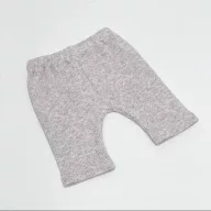 Przytullale Hópihe babaruha szett 34 cm-es babán fehér pulóverrel és szürke nadrággal