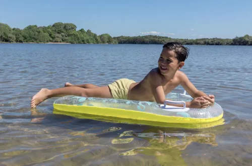 Sunnylife Felfújható Szörfdeszka - The Sea Kids Blue-Lime használat közben