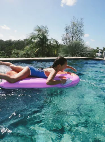 Sunnylife Felfújható Szörfdeszka - Summer Sherbet használat közben