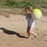 Sunnylife felfújható strandlabda szett - Salty the Shark