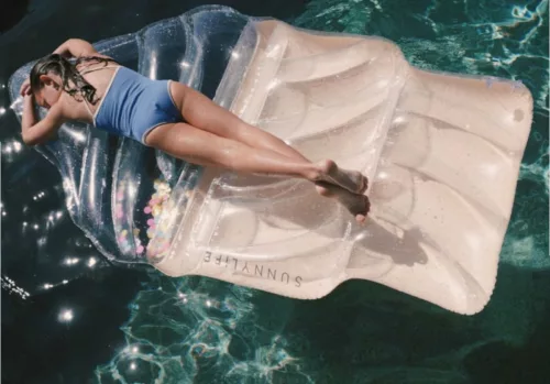 Sunnylife Luxe Felfújható Matrac - Ice Cream Sunday - Használatban