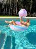Sunnylife úszógumi - felfújható strandlabdával Tie Dye