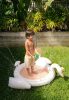 Sunnylife szökőkút pancsoló - Princess Swan