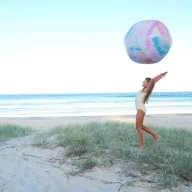 Sunnylife Oriás felfújható strandlabda - Tie Dye