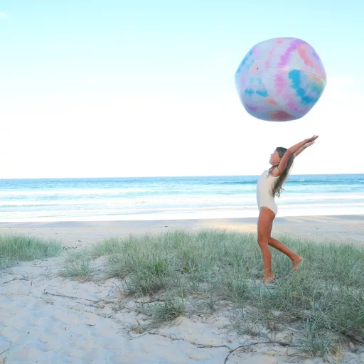 Sunnylife Oriás felfújható strandlabda - Tie Dye