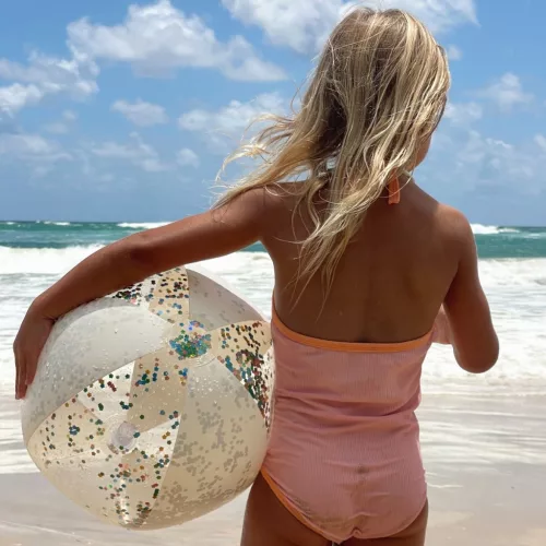 Sunnylife Cotton Candy Glitter Strandlabda használat közben