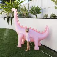   Sunnylife felfújható óriás spriccelő játék - Dino Into the Wild Pink