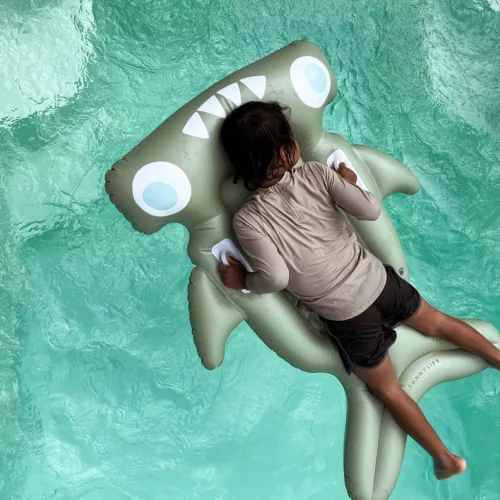 Sunnylife Salty the Shark Khaki használat közben