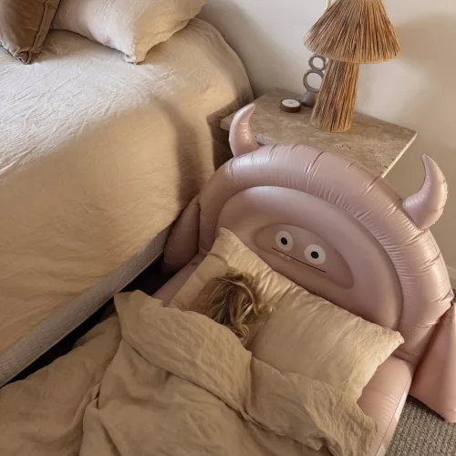 Sunnylife Felfújható Gyerekágy - Monster Pink részletfotó