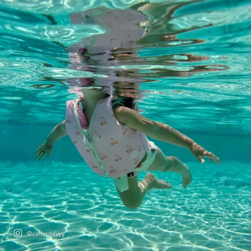 Sunnylife Gyerek Úszómellény - Cotton Candy Cherry (másik nézet)