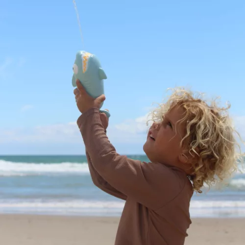 Sunnylife Vízspriccelő - Shark Pastel Blue használat közben