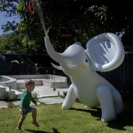   Sunnylife felfújható óriás spriccelő játék - Eli the Elephant Grey