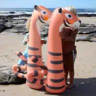   Sunnylife felfújható vízi nudli szett (2 db) - Tino the Tiger