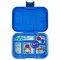 Nyitott kék Yumbox Original 6 rekeszes uzsonnás doboz szörnyecskés belső tálcával