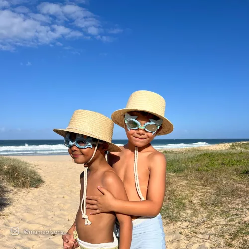 Sunnylife Mini Salty the Shark Aqua Úszószemüveg használat közben