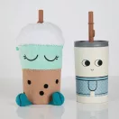 Asobu Beanie plüss figura és a mintás fém kulacs különválasztva