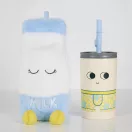 Asobu Fuzzie Millie plüss huzat és a vidám arcú 350 ml-es acélkulacs egymás mellett