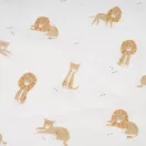 Little Dutch Safari Leo organikus pamut lepedő textilmintája fekvő és ülő oroszlánokkal