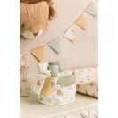 Little Dutch Safari Leo muszlin kendők összetekerve egy zöld peremű oroszlános tárolókosárban