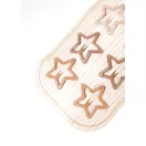 Közeli kép a Mrs Ertha fém csillag hajcsatokról, amelyen jól látható a csillogó, arany glitteres felület