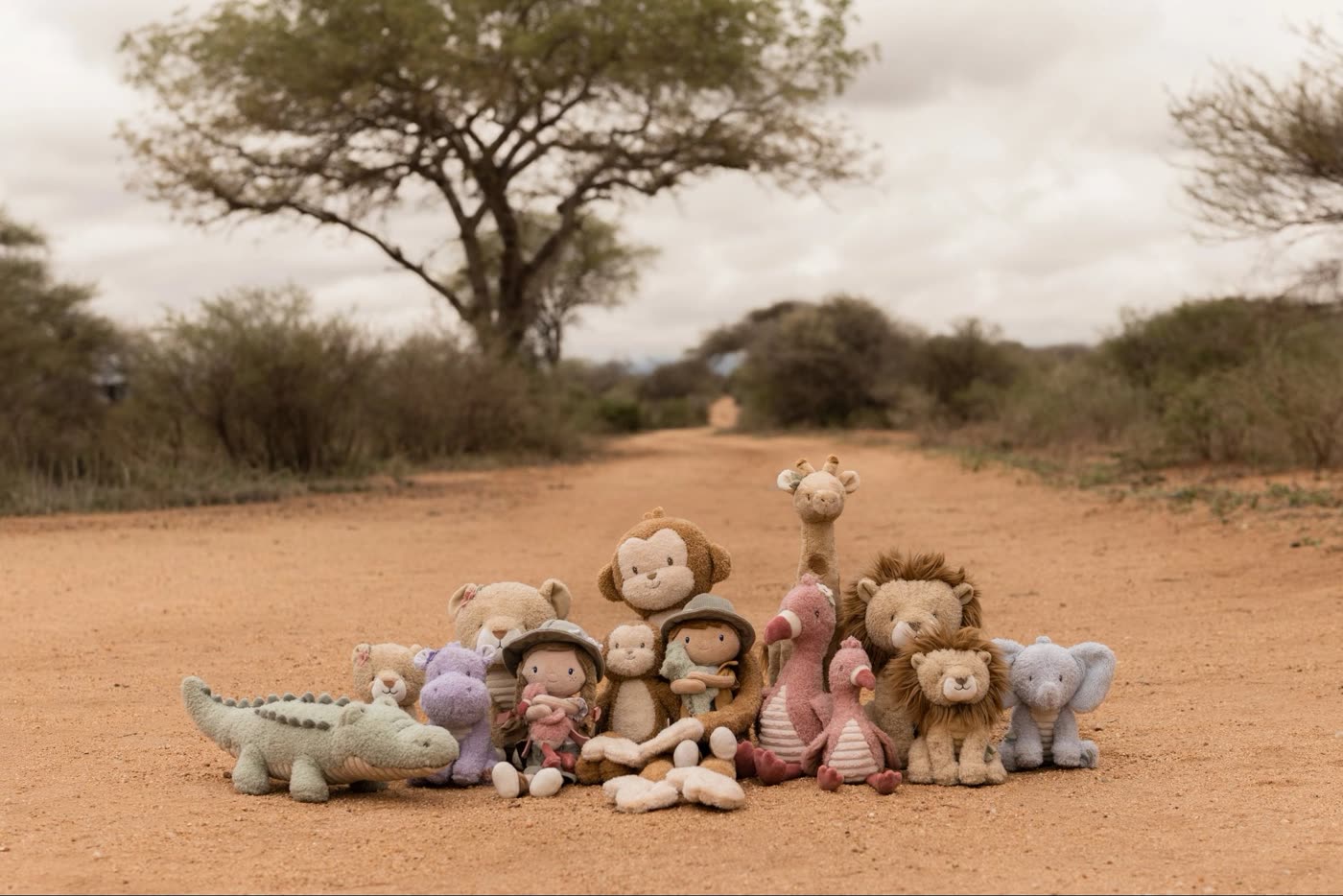 A Safari Friends kollekció plüssei és babái egy csoportképen