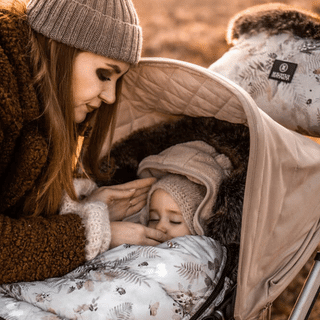 Téli hidegben védelmet nyújt az újszülött bundazsák