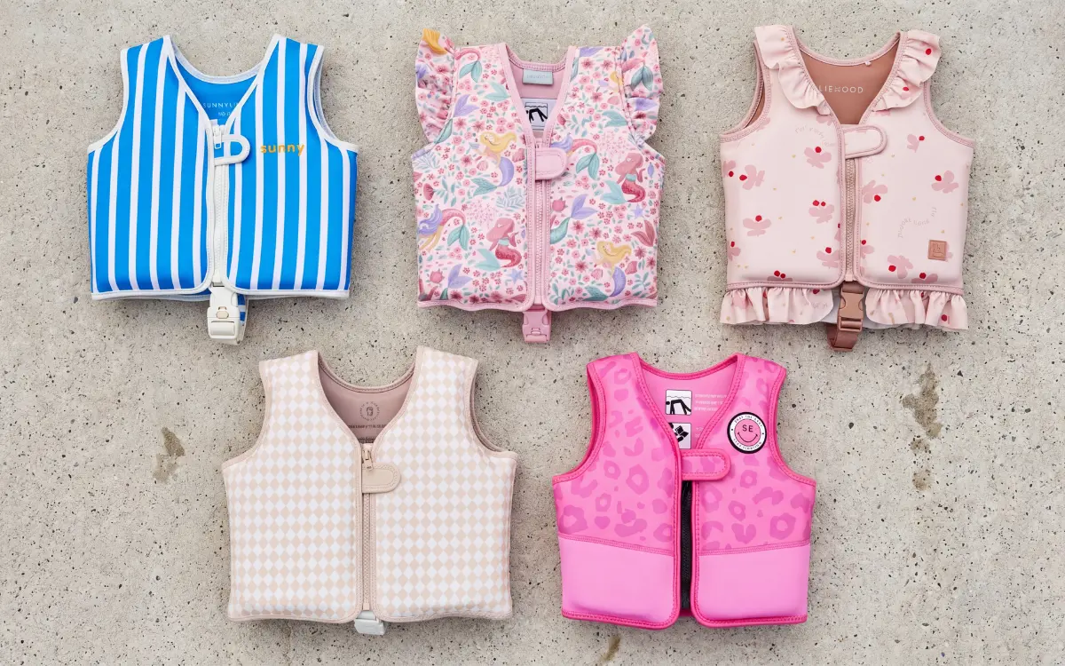 5 különböző gyerek úszómellény márkák flat lay felülnézet: Liewood, Mrs Ertha, Swim Essentials, Sunnylife, Little Dutch összehasonlítva