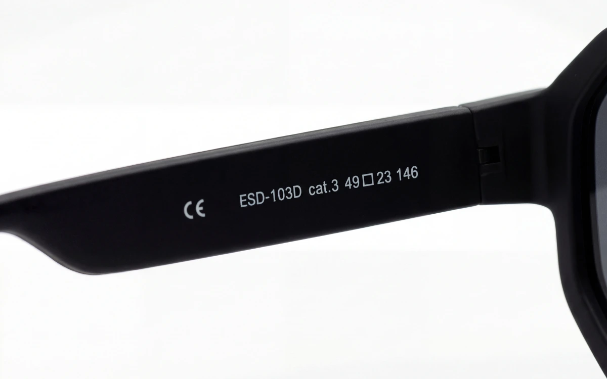 Gyerek napszemüveg CE jelöléssel közelről – EN ISO 12312-1 megfelelőség