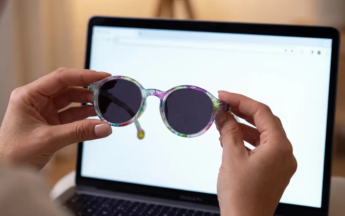 Napszemüveg kijelző előtt – polarizált teszt elvégzése