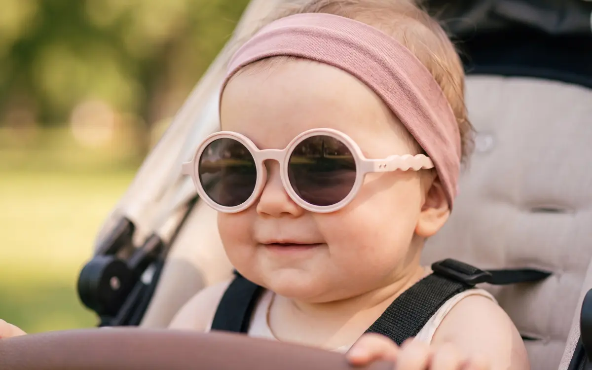 Baby méretű napszemüveg fejpánttal babán – biztosan a helyén marad séta közben