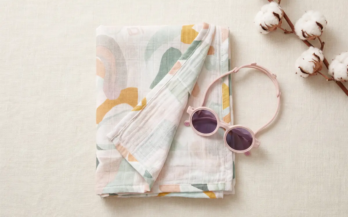 Babakocsi UV-muszlinnal és Baby méretű Olivio napszemüveggel – teljes napos védelem