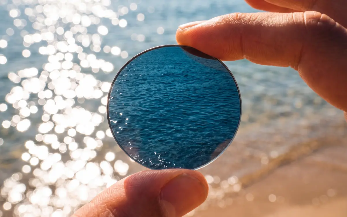 Polarizált lencse működési elve – horizontális fényhullámok szűrése