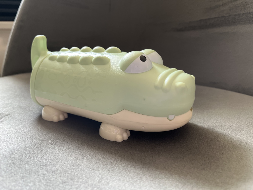Sunnylife vízspriccelő - Crocodile Pastel Green